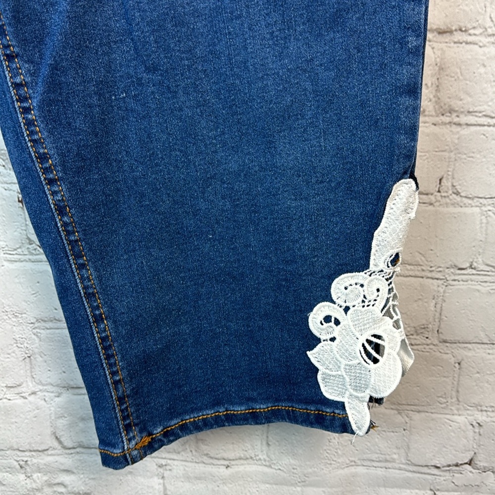 BloomChic Stretchy High Rise Medium Wash Lace Trim Denim Capris Plus Size 16 - Picture 4 of 6